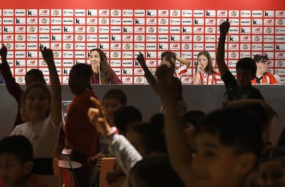 La capitana del Athletic, Ainhoa Tirapu (al fondo) durante el club de lectura con niños celebrado ayer en San Mamés.