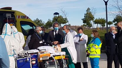 El consejero de Sanidad, Enrique Ruiz Escudero, presentó el miércoles el Sistema de transporte Ecmo VenoVenoso, en el Hospital Puerta de Hierro de Majadahonda
