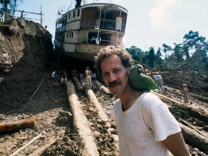 Werner Herzog, durante el rodaje de 'Fitzcarraldo' en Peru.