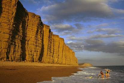 El litoral de Dorset y del este de Devon (Inglaterra, Reino Unido), presenta acantilados con formaciones rocosas que se extienden a lo largo de 153 kilómetros de la costa sur de Inglaterra, sobre el Canal de la Mancha, y que pueden recorrerse en su totalidad a través del llamado Sendero de la Costa Sudoeste. Constituyen un importante sitio fosilífero.