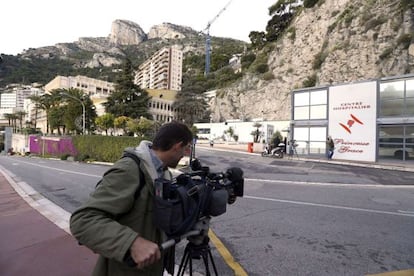 La prensa hace guardia a las afueras del hospital Princesa Gracia, en Mónaco.