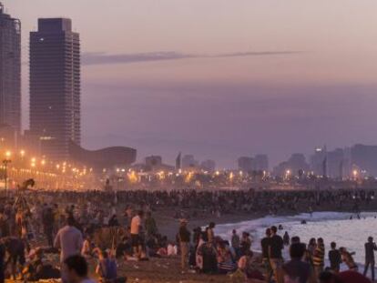 La playa de Barcelona durante la vernema de Sant Joan.