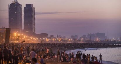 La playa de Barcelona durante la vernema de Sant Joan.