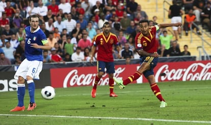 Thiago dispara para marcar el segundo gol de España.