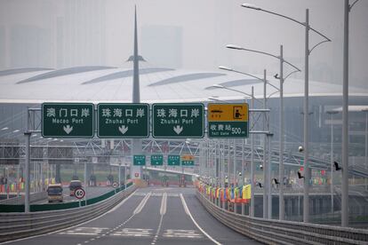 Algunos vehículos circulando por la carretera del Puente Hong Kong-Macao-Zhuhai, en Hong Kong (China).