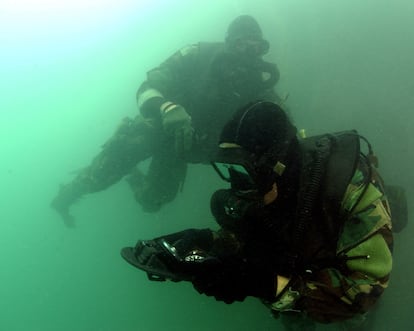 Nadadores de los Navy Seals entrenan en una piscina.