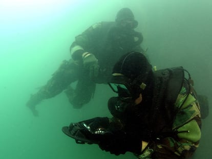 Nadadores de los Navy Seals entrenan en una piscina.