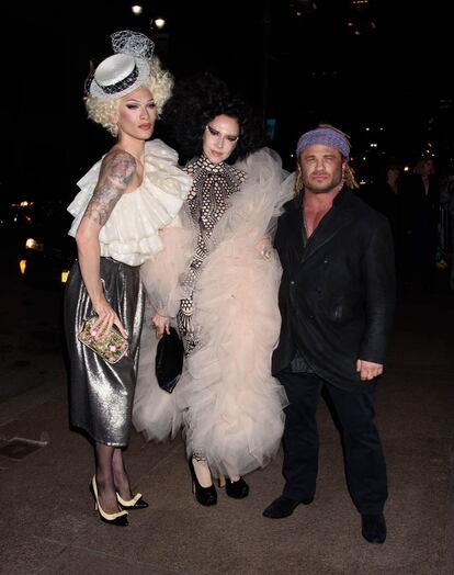 Suzanne Bartsch junto a dos invitados que asistieron a la boda del diseñador.