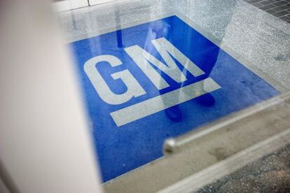 El logo de GM, en una sede en Roswell. Estados Unidos.