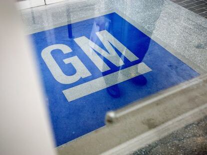 El logo de GM, en una sede en Roswell. Estados Unidos.