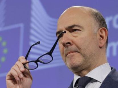 La Comisión Europea aplaza hasta principios de julio la multa por el déficit excesivo pero le reclama ya recortes en el gasto