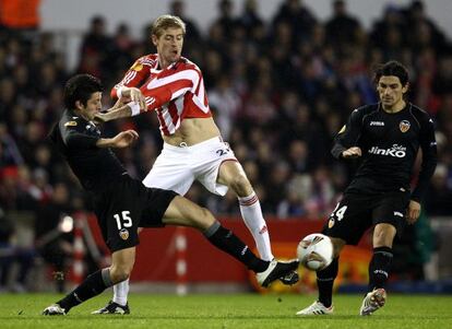 Angel Dealbert disputa el bal&oacute;n con Peter Crouch en el partido de ida de los dieciseisavos de final de la Liga Europa