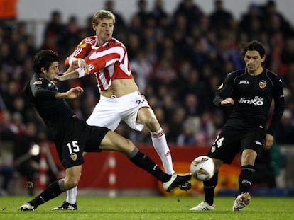 Angel Dealbert disputa el balón con Peter Crouch en el partido de ida de los dieciseisavos de final de la Liga Europa