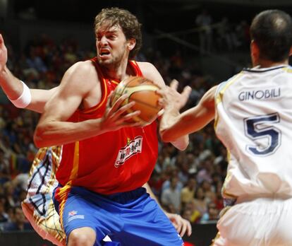 El jugador de la Selección Española de Baloncesto Pau Gasol trata de zagarse del acoso del jugador argentino Manu Ginóbili, durante un partido que disputaron las dos selecciones dentro de la preparación de cara a los Juegos Olímpicos de Pekín 2008, celebrado en el Palacio de Deportes de Madrid, en julio de ese año. España ganó por 90 a 88.
