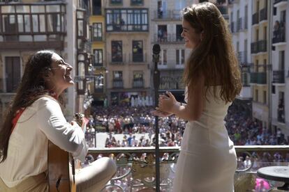 Amaia Romero en el arranque de la 5ª edición de Flamenco on Fire, donde ha cantado acompañada por los guitarristas Pepe Habichuela, Josemi Carmona y Marta Robles (en la imagen).