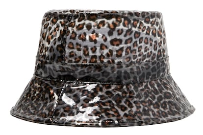 Gorro efecto vinilo con estampado animal, una de las tendencias del otoño. Es de Zara y cuesta 15,95 euros.