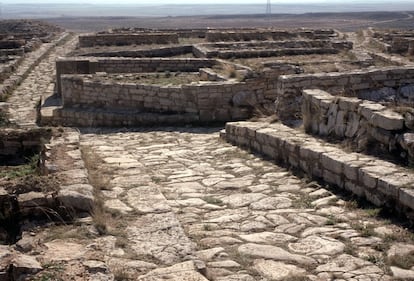 El poblado de Azaila, que algunos identifican con Sedeisken, la capital de los sedetanos, tuvo varias fases de ocupación desde el año 550 antes de Cristo hasta su destrucción durante las guerras Sertorianas (82-72 antes de Cristo). Las excavaciones arqueológicas han ido descubriendo desde 1868 la acrópolis, la ciudad baja y numerosos restos representativos del mundo íbero. La entrada al yacimiento cuesta 3 euros (yacimiento más centro de visitantes, 4 euros). Más información: <a href="http://www.patrimonioculturaldearagon.es/bienes-culturales/cabezo-de-alcala-azaila-teruel/" target="_blank">http://www.patrimonioculturaldearagon.es.</a>