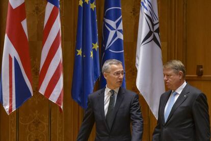 Jens Stoltenberg (izquierda) y Klaus Iohannis en la Asamblea de la OTAN en Bucarest, este lunes.