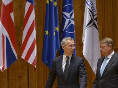 Jens Stoltenberg (izquierda) y Klaus Iohannis en la Asamblea de la OTAN en Bucarest, este lunes.