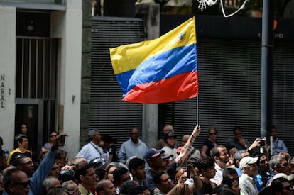 Una bandera nacional venezolana ondea durante la concentración opositora en la plaza Bolivar, de Chacao, al este de Caracas. 