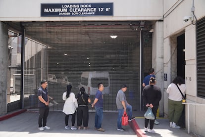 Alejandro Barranco, espera para entrar al Centro de Detención Metropolitano para ver a su padre Narciso.
