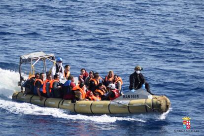 Miembros de la marina italiana trasladan a los inmigrantes naufragados.