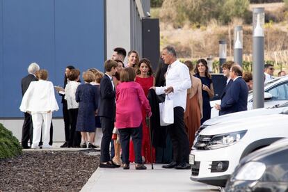 Los invitados a la boda esperan los autobuses que les llevan a Sa Fortalesa.