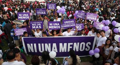 Una multitud exige en Perú respeto a las mujeres en 2016.