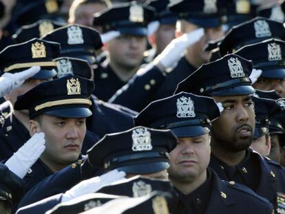 Miles de policías rinden homenaje al agente durante el funeral.