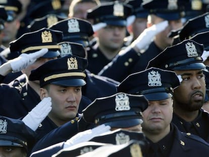 Milhares de policiais rendem homenagem ao agente durante o funeral.