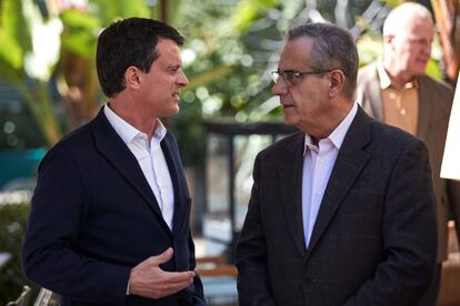 Manuel Valls, izquierda, charla con Celestino Corbacho, el viernes en Barcelona.