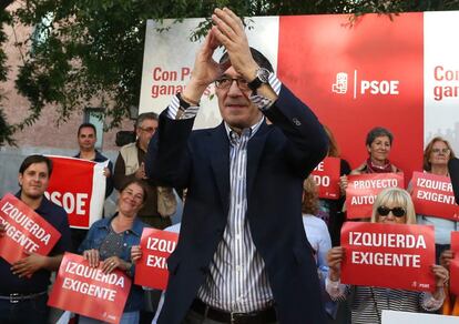 Patxi López aplaude durante su mitin en Madrid.