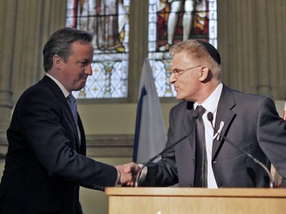 El primer ministro Cameron y el embajador israelí en Londres, Daniel Taub, el pasado agosto.
