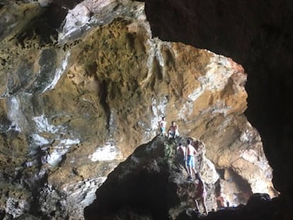 Visitantes en el interior de la Cova Tallada, en la costa de X&agrave;bia.