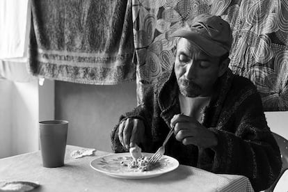 Un inmigrante come en el comedor del refugio.
