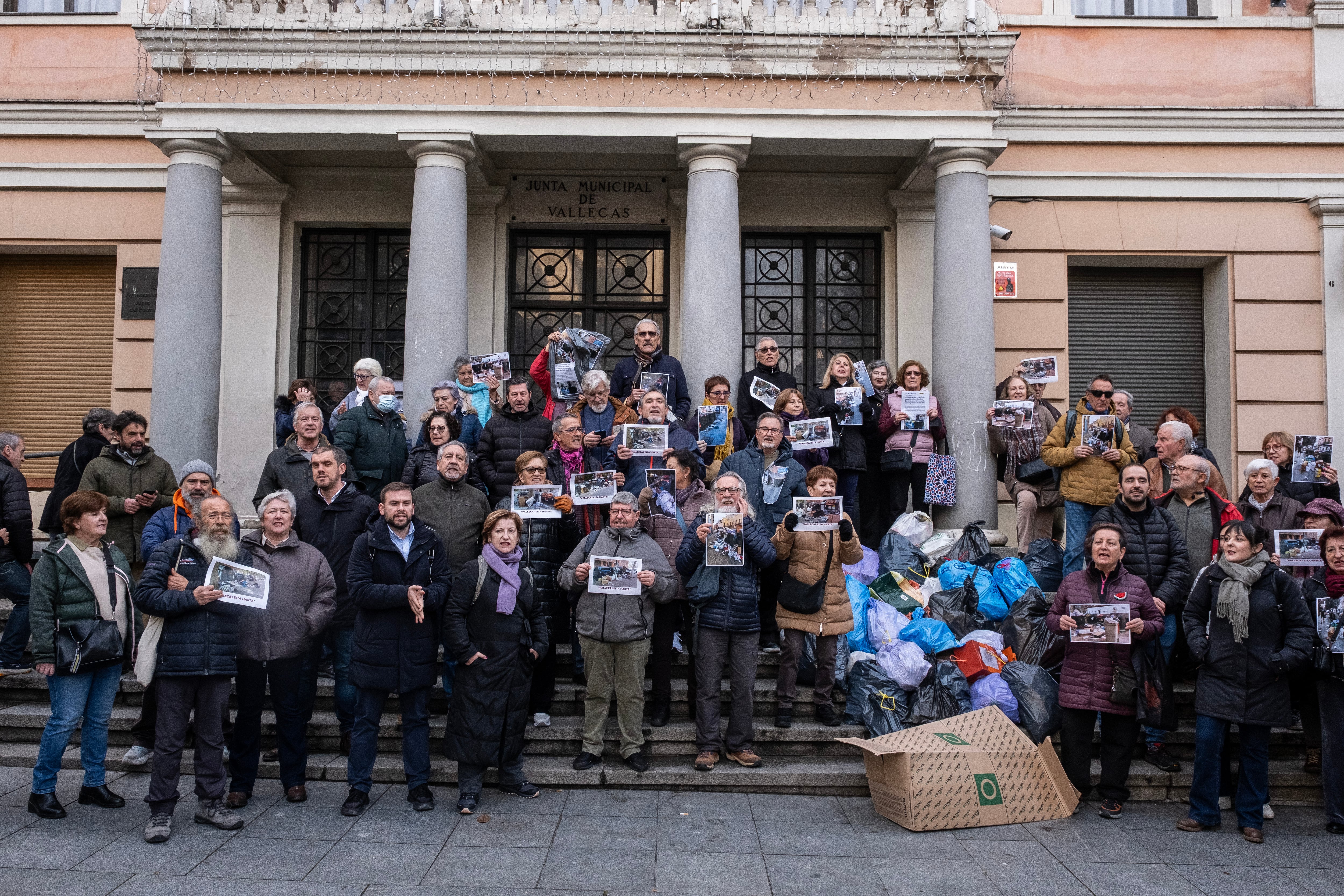 Vecinos de Vallecas ante la Junta Municipal para protestar por la suciedad en el barrio.