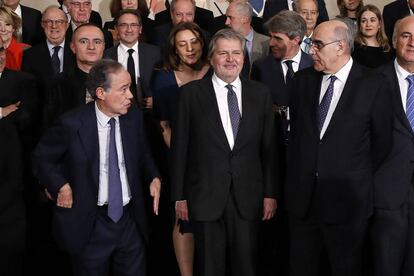 El ministro de Cultura, Iñigo Méndez de Vigo, el Presidente del Liceu de Barcelona, Salvador Alemany, y el presidente del Teatro Real, Gregorio Marañón, tras la firma del acuerdo.