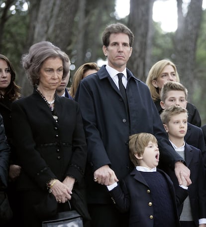 La Reina Sofía y Pavlos, príncipe heredero de Grecia con sus niños. Al fondo a la derecha, la infanta Cristina.