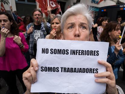 Una mujer sujeta una pancarta durante una protesta en Madrid, este viernes.