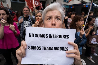 Una mujer sujeta una pancarta durante una protesta en Madrid, este viernes.