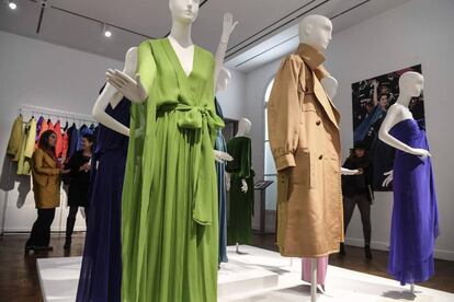 Trajes, vestidos y gabardinas de Yves Saint Laurent en la subasta de Catherine Deneuve.