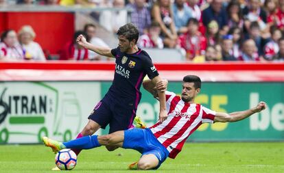 Sergi Roberto y Sergio Álvarez en el Sporting-Barça.