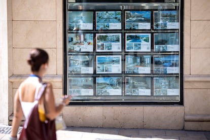 Una mujer pasa frente a una inmobiliaria en Málaga (Andalucía), el pasado 6 de julio.