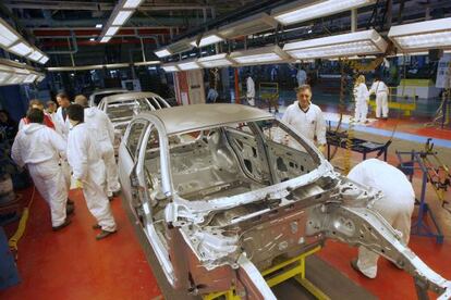 Trabajadores de Fiat ensamblan un automóvil en la cadena de montaje de la fábrica de Pomigliano, en el sur de Italia, en 2009.