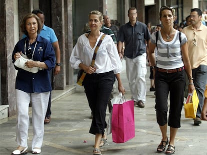 La reina Sofía y las infantas Elena y Cristina, en uno de sus últimos veranos en Palma.