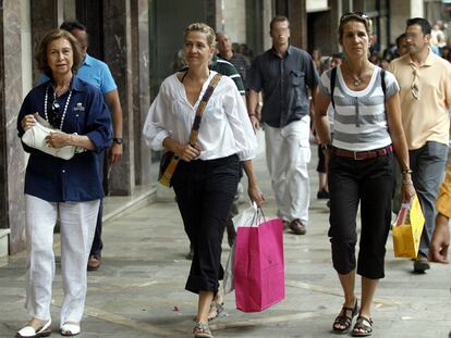 La reina Sofía y las infantas Elena y Cristina han dedicado la mañana a comprar en el centro de Palma, tras regresar de Grecia, donde han asistido al bautizo del quinto hijo de Pablo de Grecia y Marie Chantal Miller. La familia real, que veranea en el Palacio de Marivent, está siguiendo con normalidad sus vacaciones tras los atentados de ETA en la isla. Doña Sofía ha disfrutado de la compañía de sus hijas, en especial de Cristina que se trasladará a vivir a Washington en las próximas semanas.