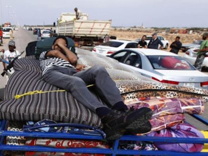 Miles de libios huyen de Sirte, la ciudad natal de Gadafi.