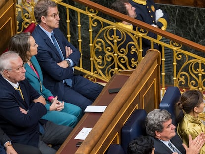 El lídero del PP, Alberto Núñez Feijóo, junto a los diputados de la formación, tras el discurso de la presidenta del Congreso, Francina Armengol, este miércoles.