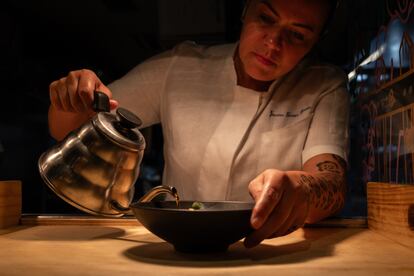La chef brasileña Janaína Torres Rueda finaliza un plato en su restaurante A Casa do Porco, especializado en carne de cerdo. 