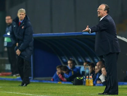 Rafa Benítez da instrucciones a sus jugadores ante la mirada de Wenger.